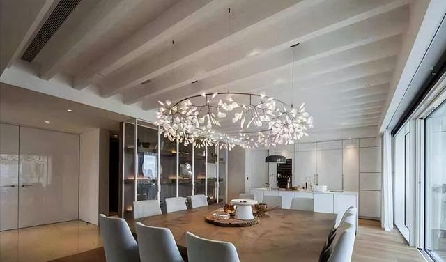 向佐|郭碧婷庆祝孩子百日宴,向佐却与网红聚会,目前向太已赶回内地