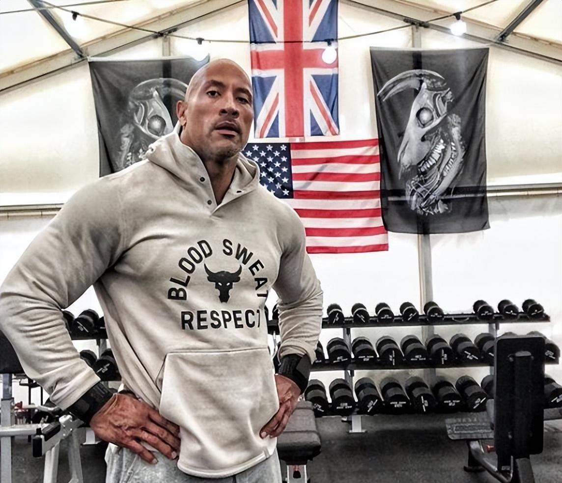 绿灯侠|巨石强森化身壮汉版小丑女逗女儿开心，下秒穿芭蕾蓬蓬裙直接卡住