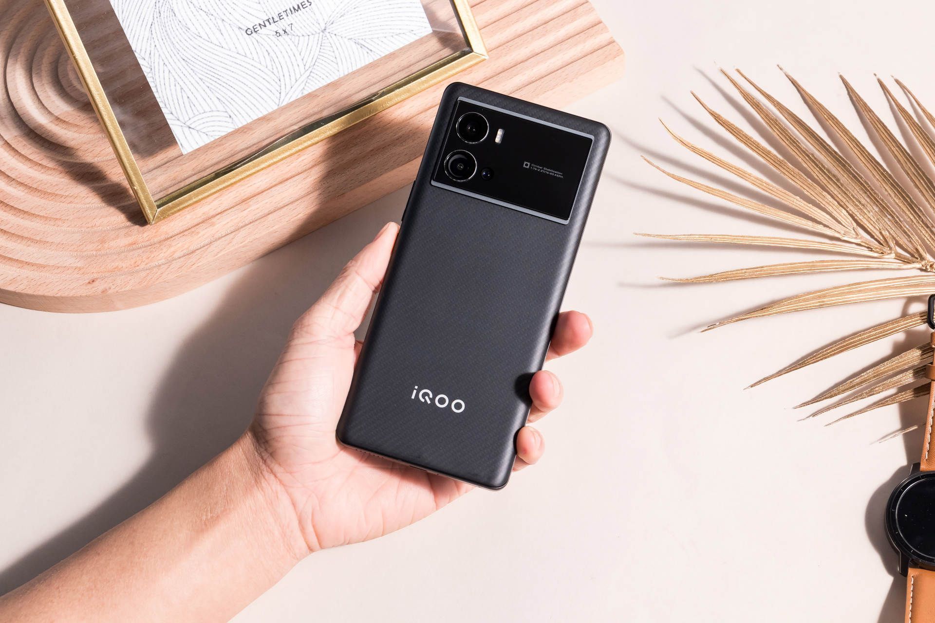 任天堂|iQOO 9 Pro赛道版有多好看！编织纹理超有质感，全景舷窗好看实用
