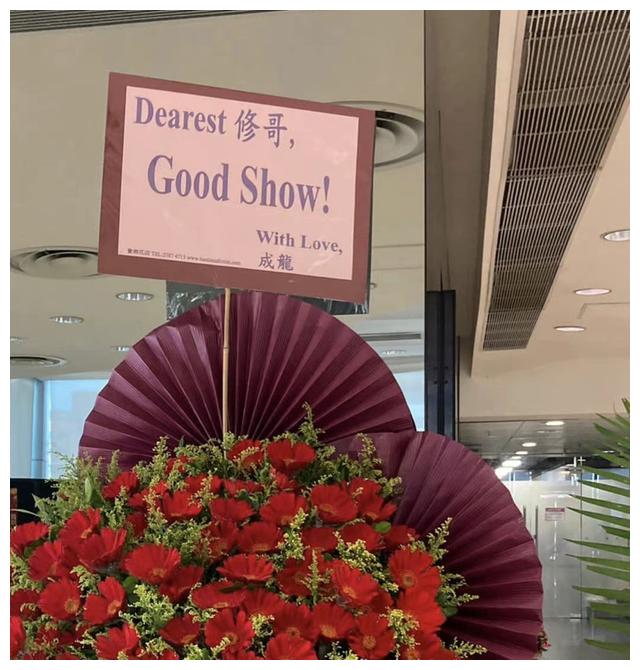 胡枫|90岁胡枫红馆演唱会破纪录,大咖云集阵仗大,张学友下跪磕头感谢