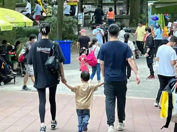 奚梦瑶|奚梦瑶陪赌王四太逛街，婆媳相处融洽似母女，豪门儿媳地位稳了！