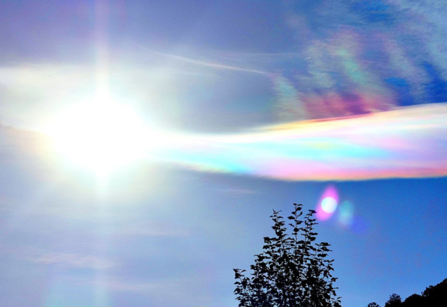 纳木那尼峰|云南丽江现惊艳七彩祥云 天际多彩斑斓美如仙境