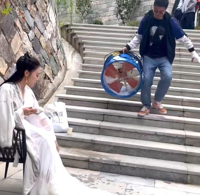 王小玮|王小玮裙摆被水打湿，实在小伙搬来鼓风机，一行八人阵容大