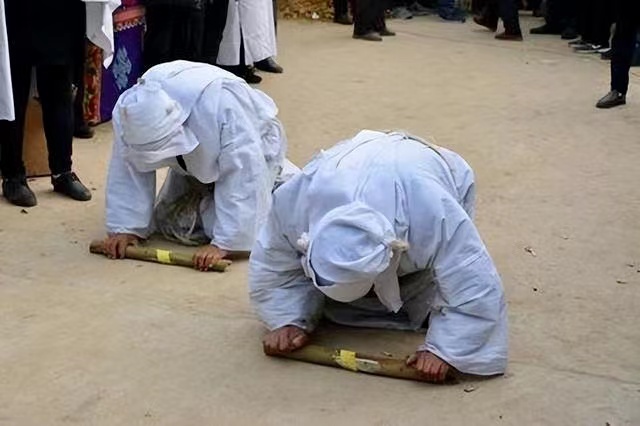 |河南职业哭丧人:每年碰头上万次,一场挣700元,亲戚却说她不孝