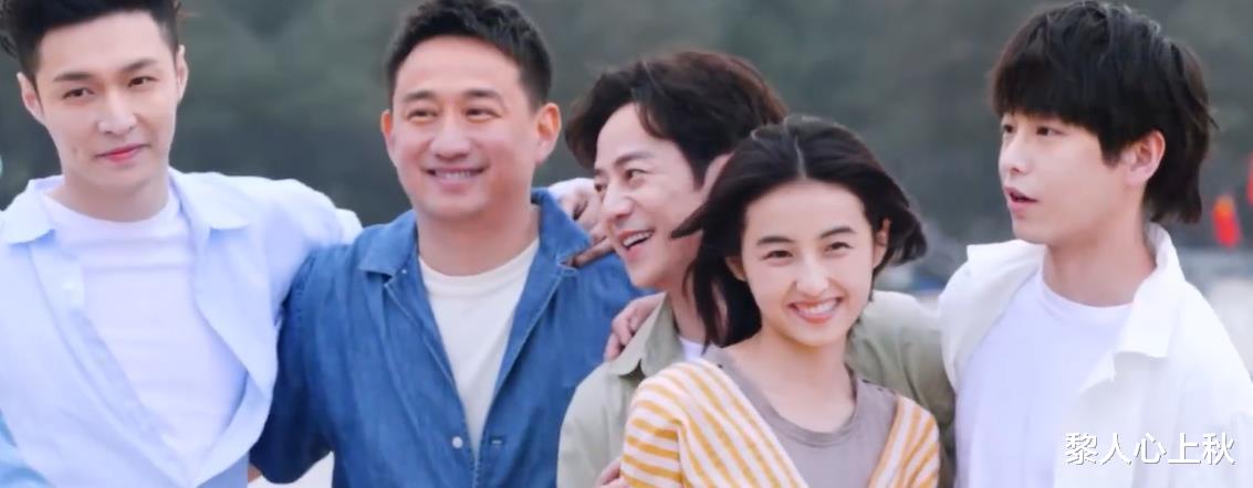 张子枫|《向往》张子枫海边玩水！光脚丫小腿白净，身材瘦小被何炅搂怀中