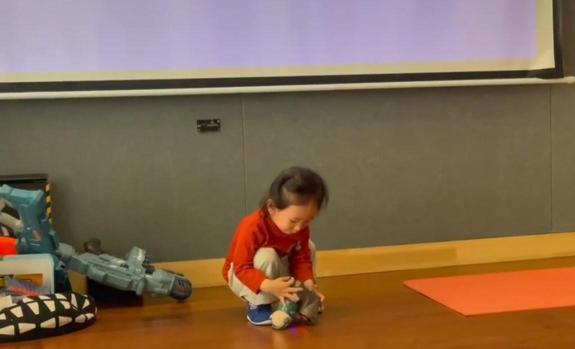 陈小春|应采儿二孩扎小辫似女孩,兄弟俩热舞好开心,模样似翻版陈小春