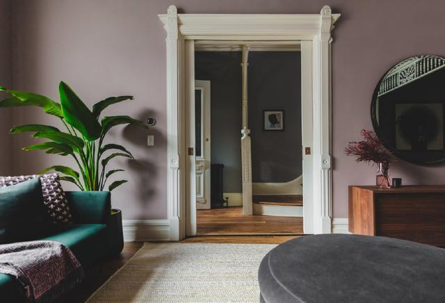 围绕存在感很强的绿色,一屋子深色调家具,建立一个精致时髦的家