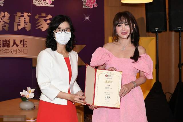 泡泡袖 55岁温碧霞太敢穿了！穿泡泡袖小粉裙扎公主辫，网友：用力过猛