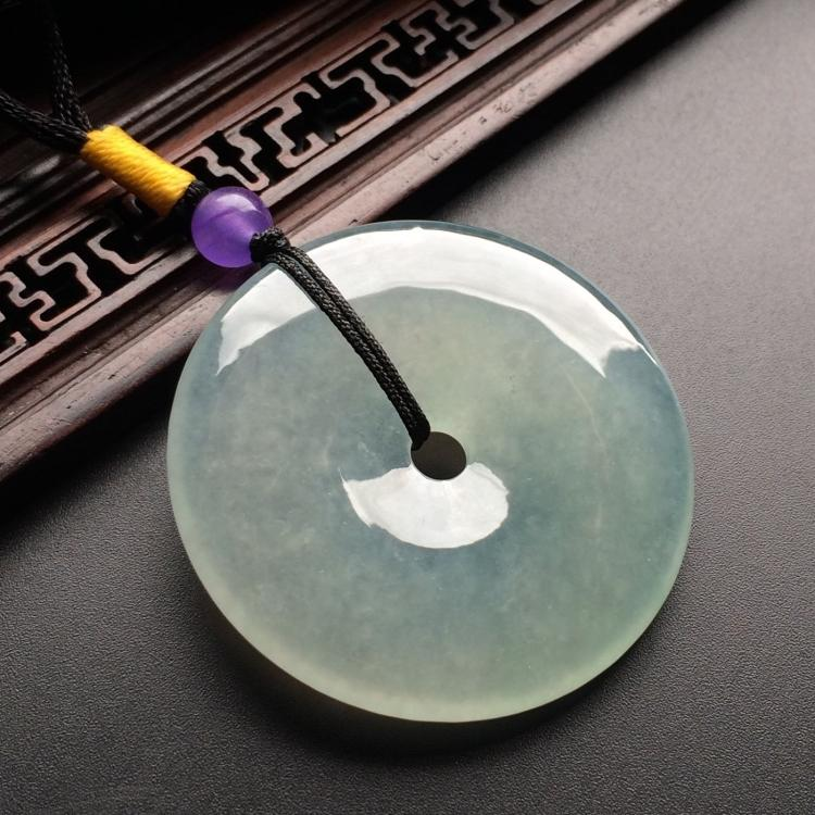 翡翠|现在的翡翠市场都面向小孩子,雕刻还能以卡通人物为题材