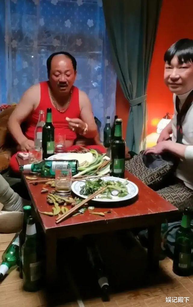 张俪|这也太抠了吧,唐鉴军招呼亲朋,寒酸到史无前例,自己却满身金饰