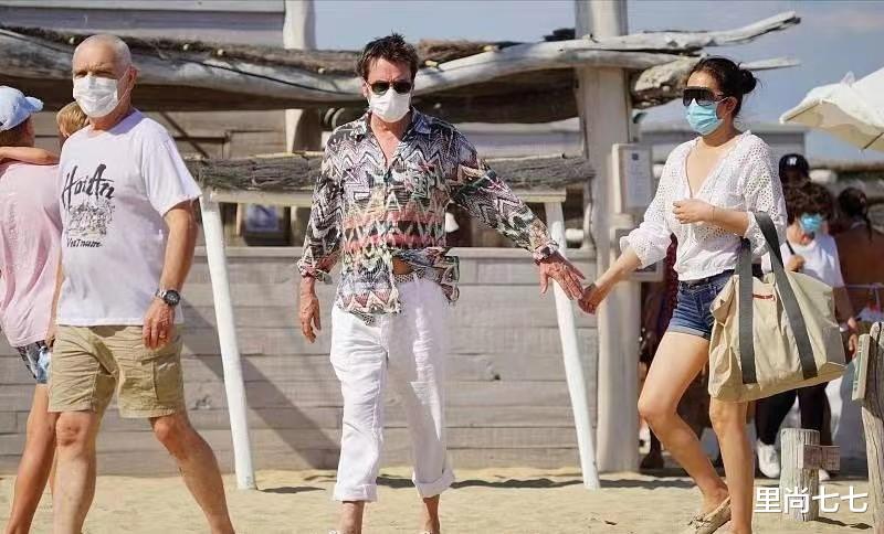 巩俐私下太放得开!“葛优瘫”沙滩度假,老公面前打扮少女很粘人