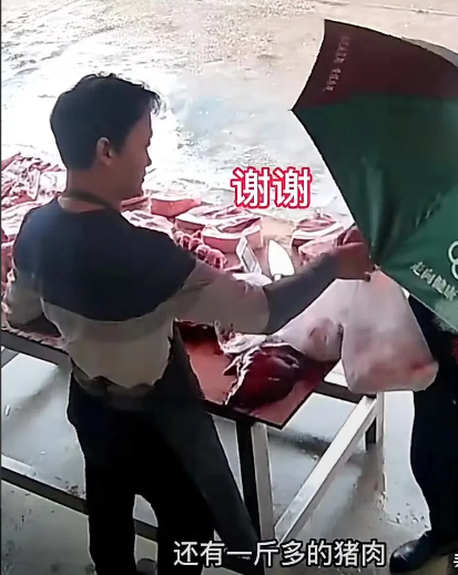 一女子做完手术手头拮据,厚着脸皮向猪肉摊摊主要猪油;摊主大方赠与八斤! !