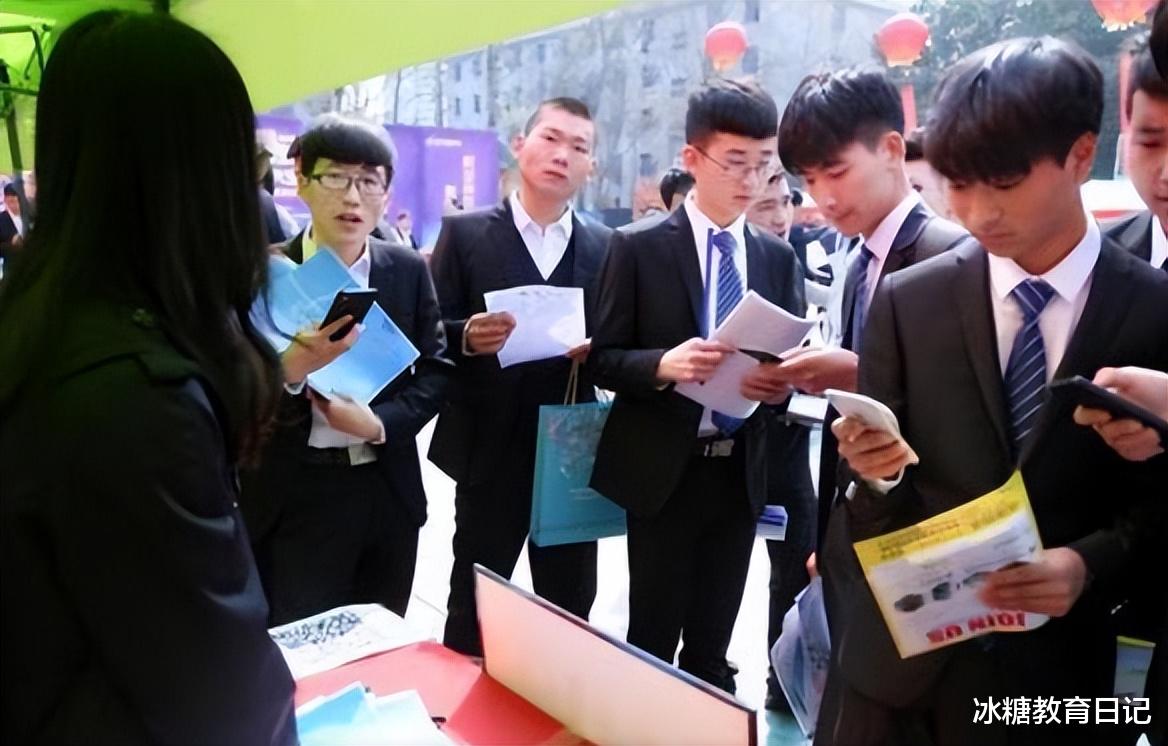 hr|大公司HR吐出实情,不愿招三无家庭本科生,而专科生却成座上宾
