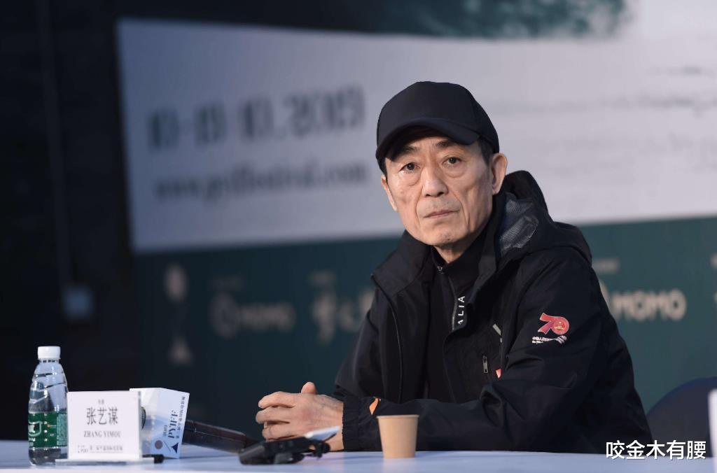 张艺谋|移民风波后，张艺谋一家五口现身户外玩雪，雪地打滚比孩子还开心