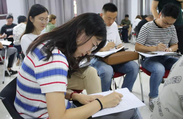 教师|招聘门槛又提升了!中小学教师迎来改革,师范生表示有苦难言!