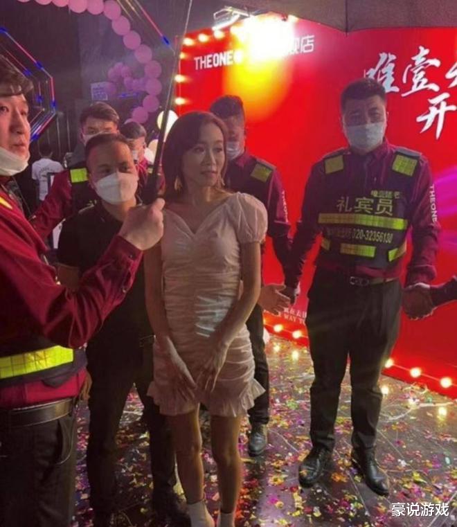 杨思琦|过气港姐直播付费连线被群嘲，曾沦落夜店捞金