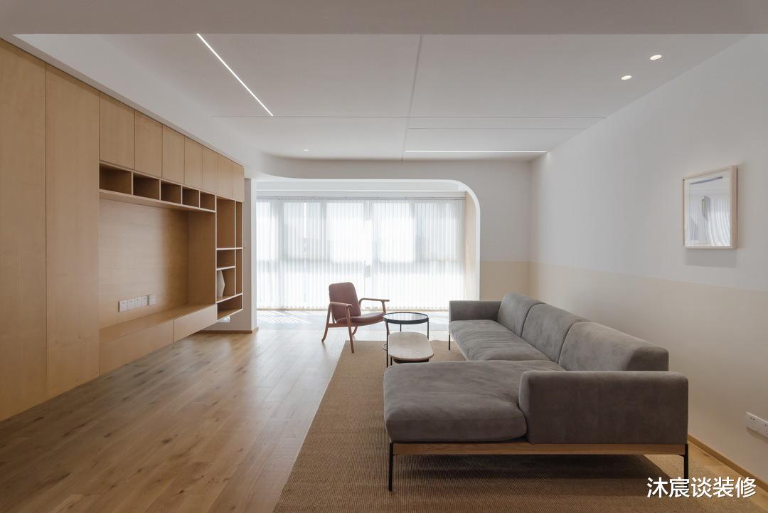 “穷装修”又赢了,他家用大白墙搭配原木家具,轻松打造清爽的家