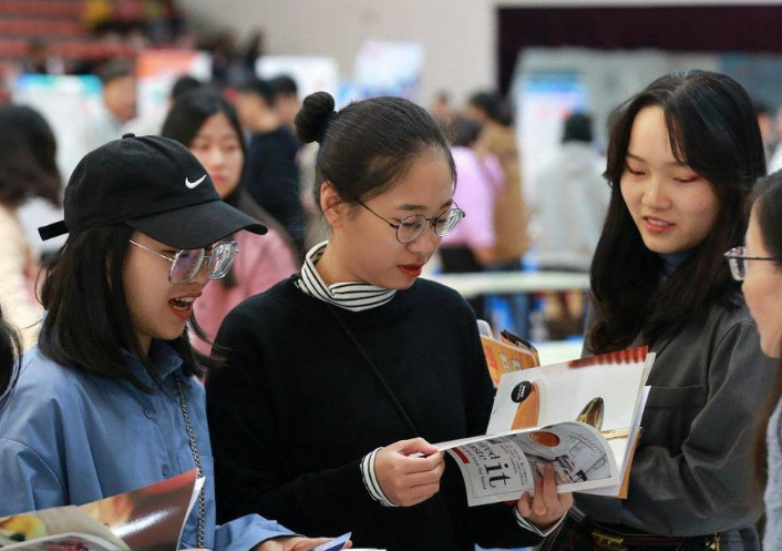 招聘|应届生的福音来了，人社部传出好消息，事业单位招聘标准有望降低