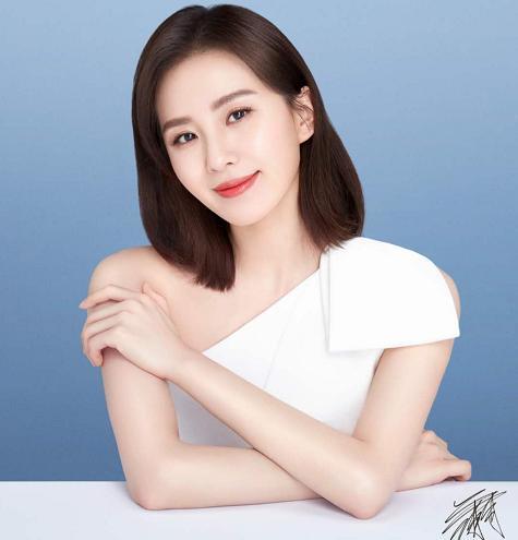 刘诗诗终于舍得“出山”！怼脸侧颜装大绝杀，穿极简主义风照样美