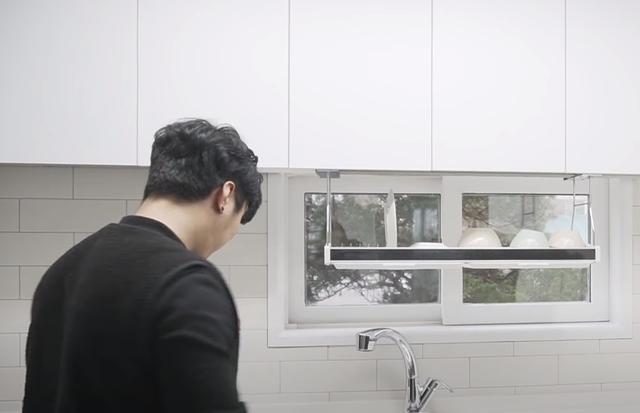 韩国厨房细节到位,吊柜下挂移动置物板,餐具洗好直接放上面沥水