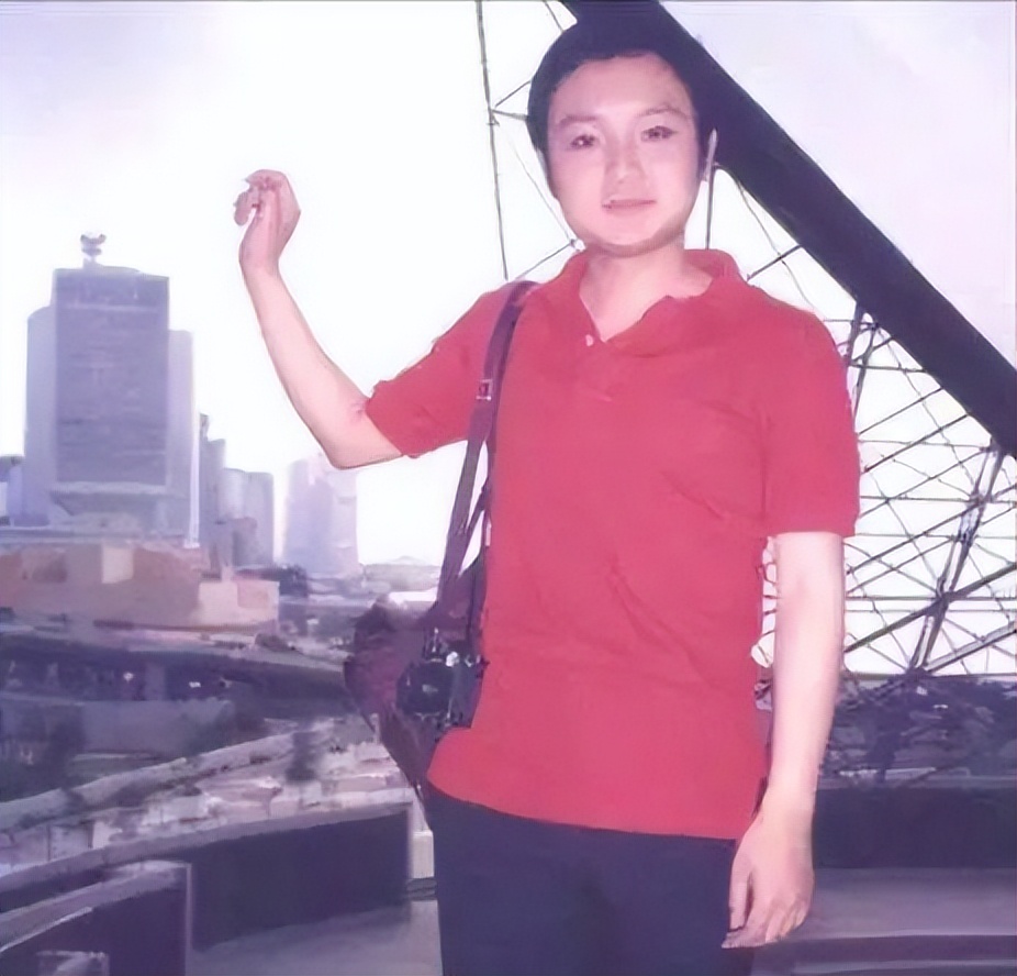 欧阳奋强|演员欧阳奋强：23岁爆红，娶初恋却悲痛丧子，风光背后有眼泪