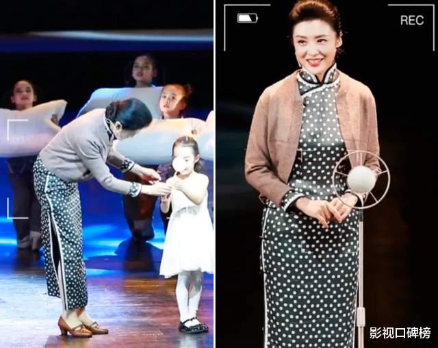 |54岁周涛近照曝光,穿旗袍配灰色外套气质端庄优雅,弯腰送道具