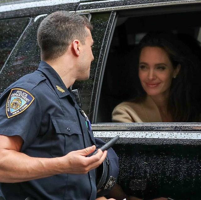 安吉丽娜·朱莉|以为要找麻烦!朱莉坐车遇到警察靠近关切攀谈对话,下秒要求自拍