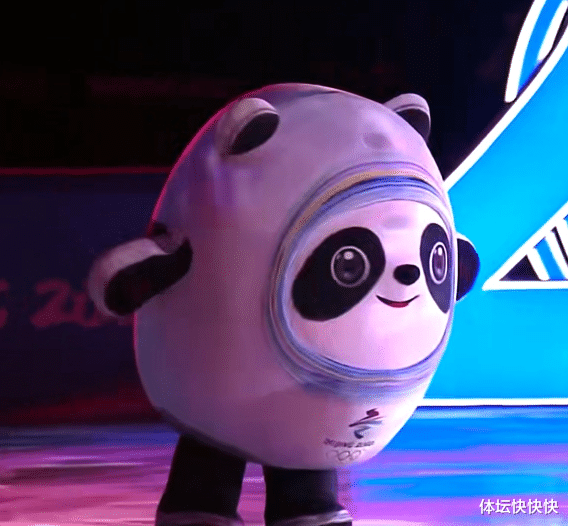 冰墩墩|画面被切了！你可能没看到羽生结弦贴抱冰墩墩，隋文静扑倒冰墩墩！