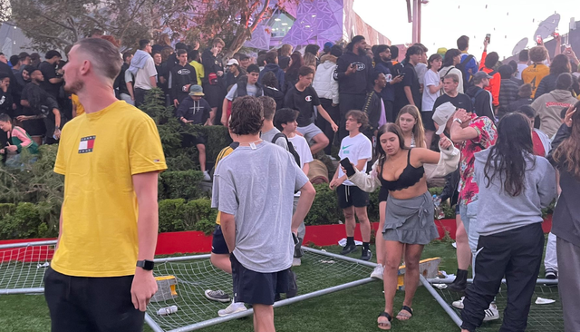 上万球迷涌入CBD观看世界杯,澳洲警方喷洒辣椒水驱散闹事者