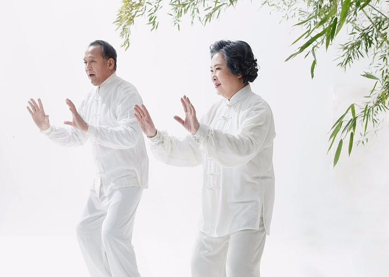 跳广场舞、打牌才是正常的退休生活?异样的眼光真可笑,老人也有诗和远方