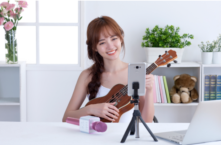 树先生聊情感 美女主播穿着丝袜短裙，在农村老家露肩热舞，母亲在旁边一脸无奈