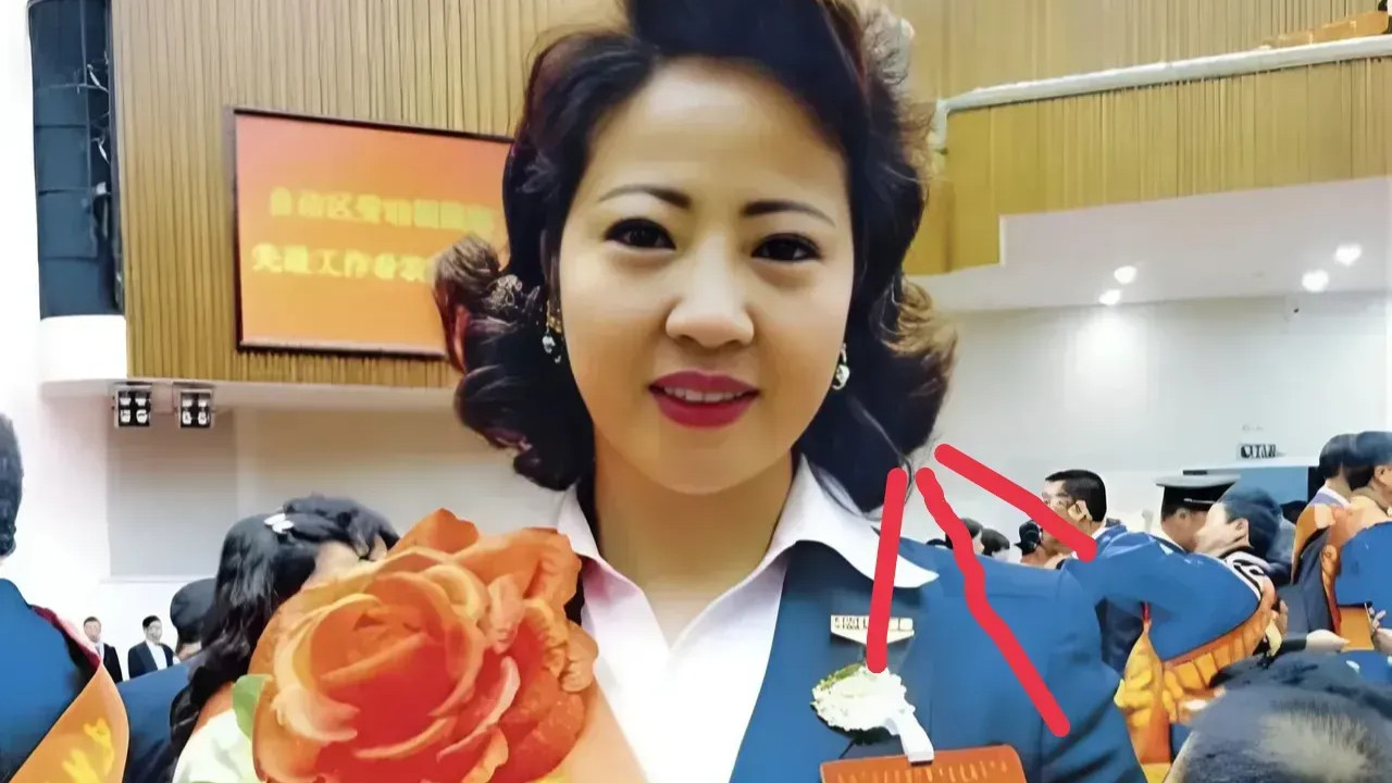 |引发争议的不是因为她穿金戴银，而是她靓丽的外表和自身业务能力十分的不匹配