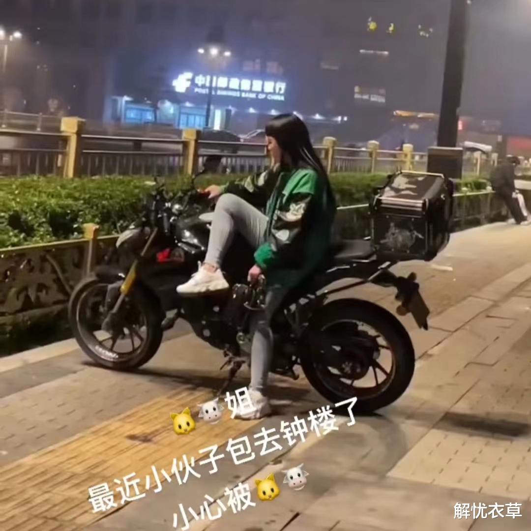 西安一女子为情所困,精神失常,街头强吻异性