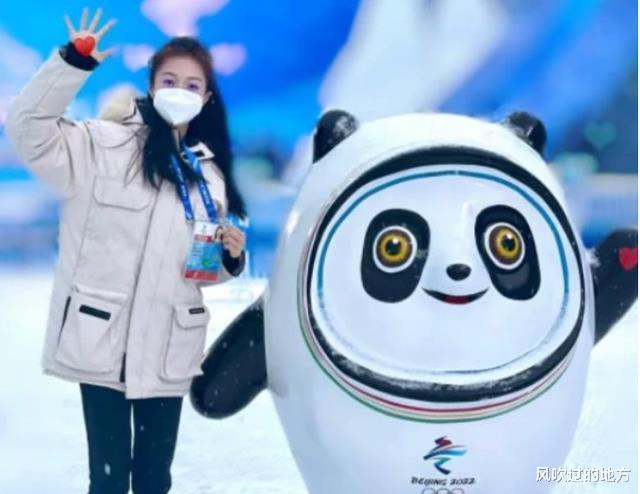 冬奥会|“中传校花”再一次惊艳网友，在冬奥会担任播报员，工作照流出