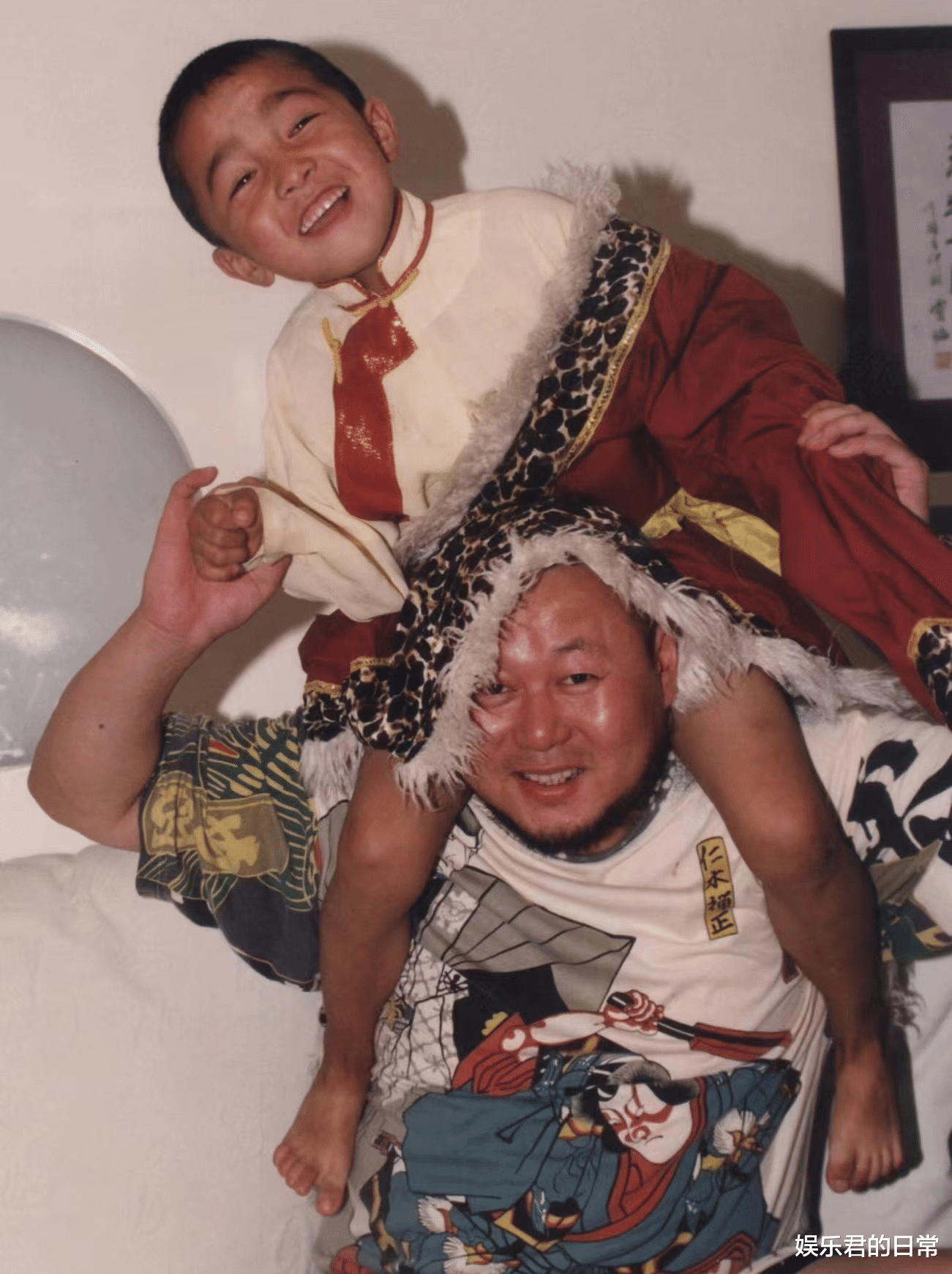 火风|60岁火风拉萨拜佛,手拿佛珠戴满珠宝饰品,18岁高颜值女儿罕露面