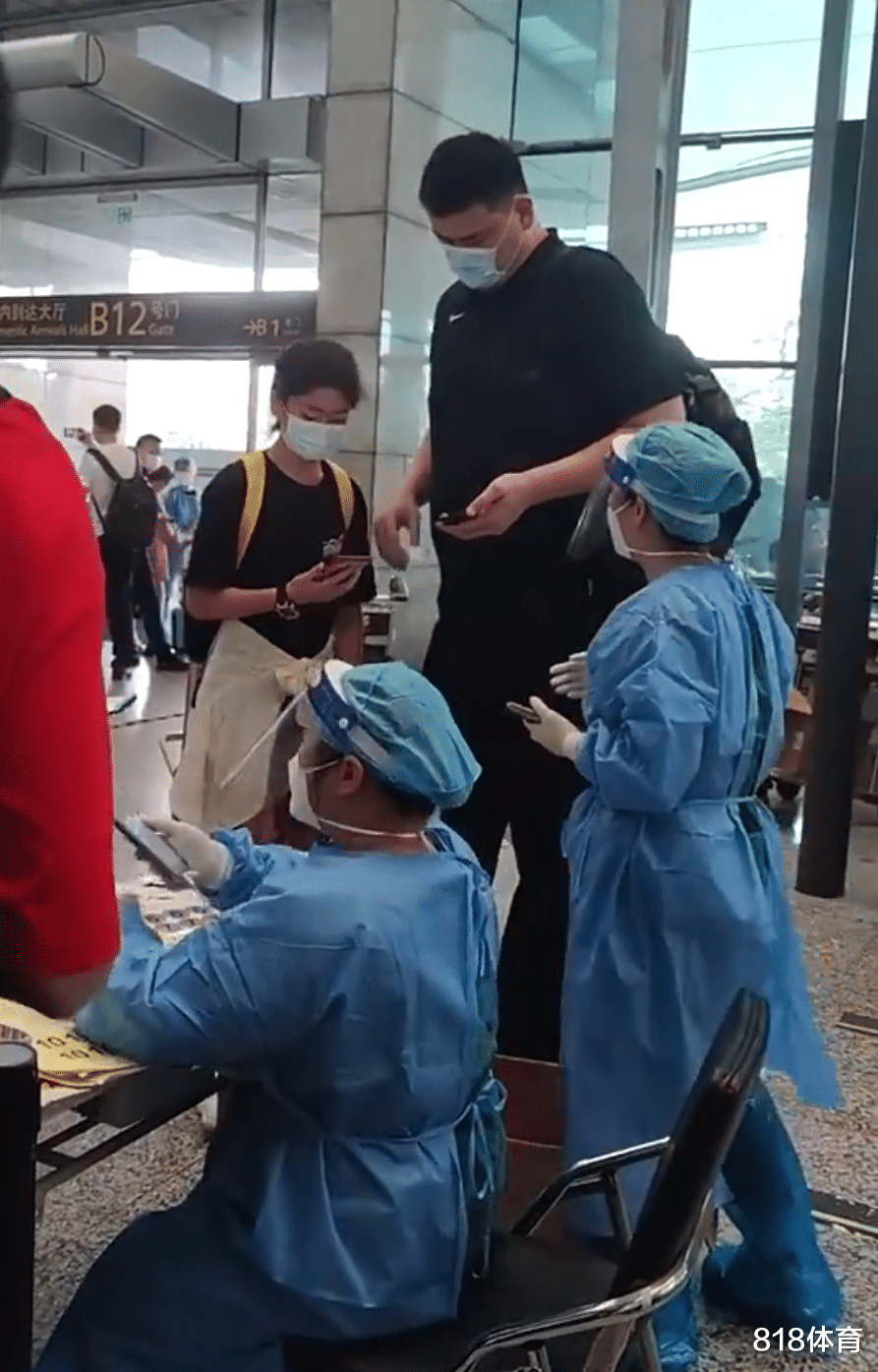 小小巨人! 姚明父女广州机场排队做核酸, 12岁姚沁蕾1米8比大白还高