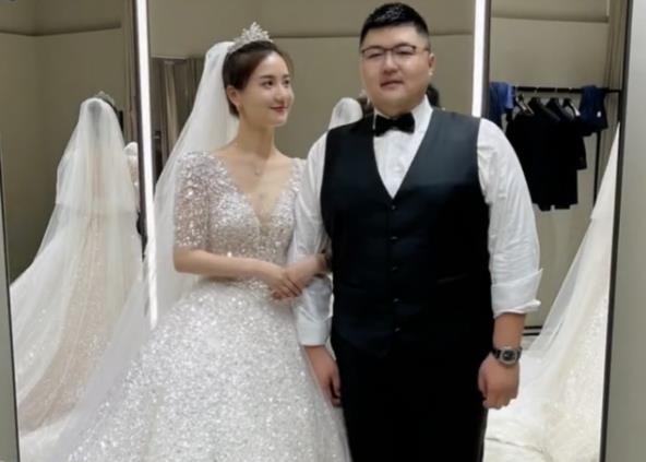 求婚|双喜临门？千万级网红猴哥求婚现场曝光，女方穿平底鞋被猜测怀孕