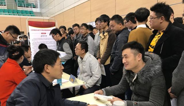 人才市场|“慢就业”成为流行趋势，人才市场出现荒凉景象，应届生都去哪了