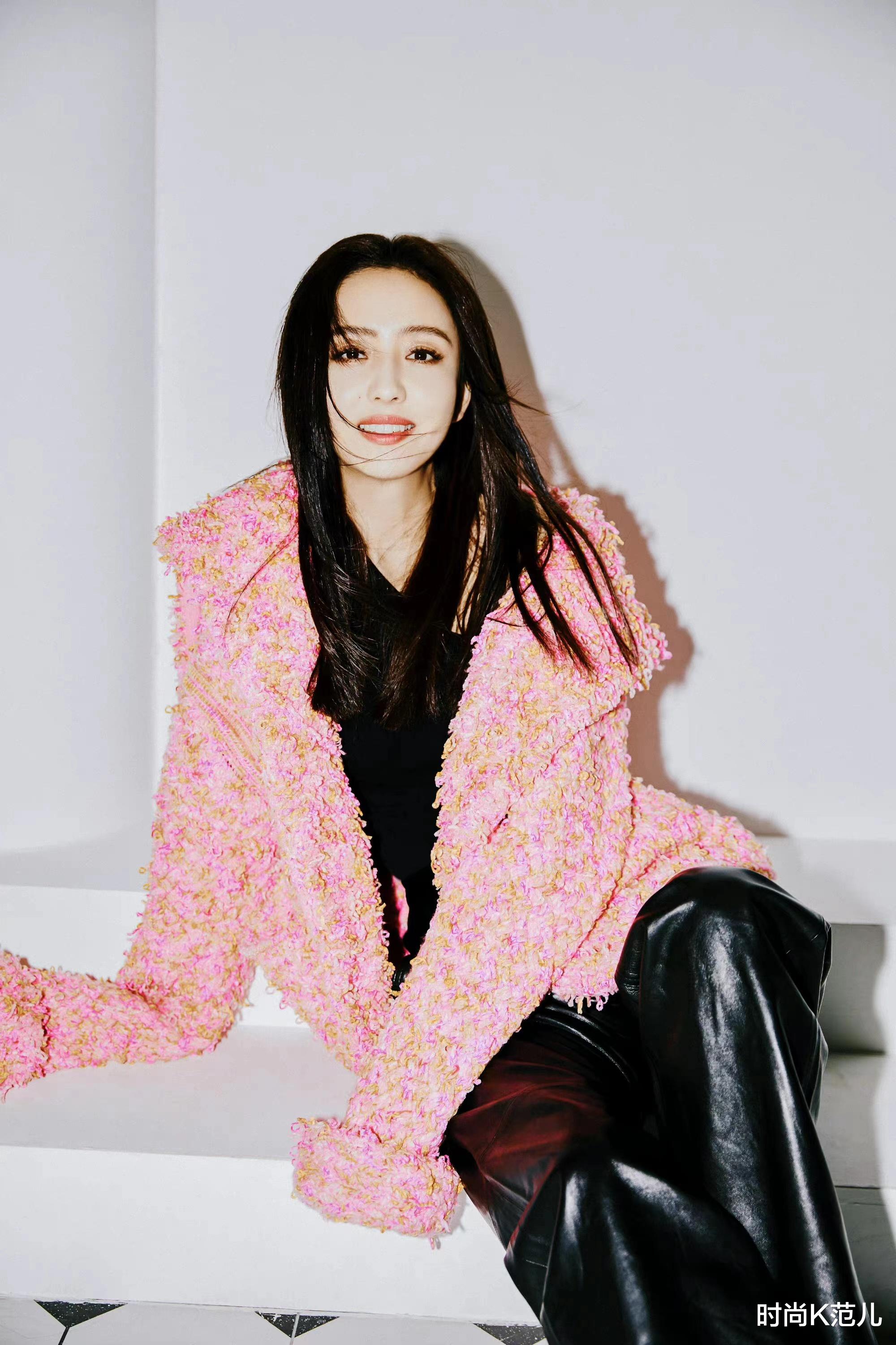 佟丽娅|佟丽娅穿粉色毛绒外套,搭配黑色皮裤,又酷又甜气质真好!