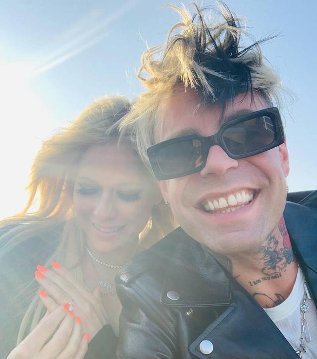 艾薇儿|艾薇儿在巴黎被求婚,粉丝们却表示开心不起来……