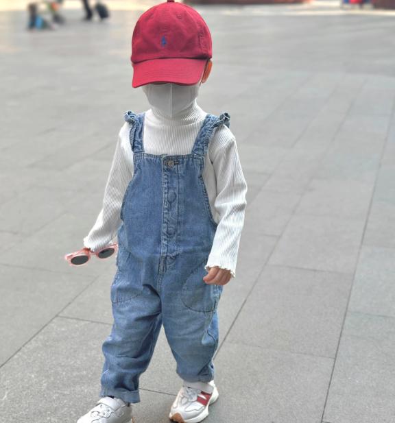 景甜|张馨月带女儿做核酸,称赞2岁女儿像童模!衣服价格被扒太接地气