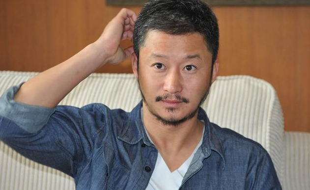 吴京|吴京回谢楠老家过年!红光满面比同龄人还显年轻,瘦太狠眼袋突出