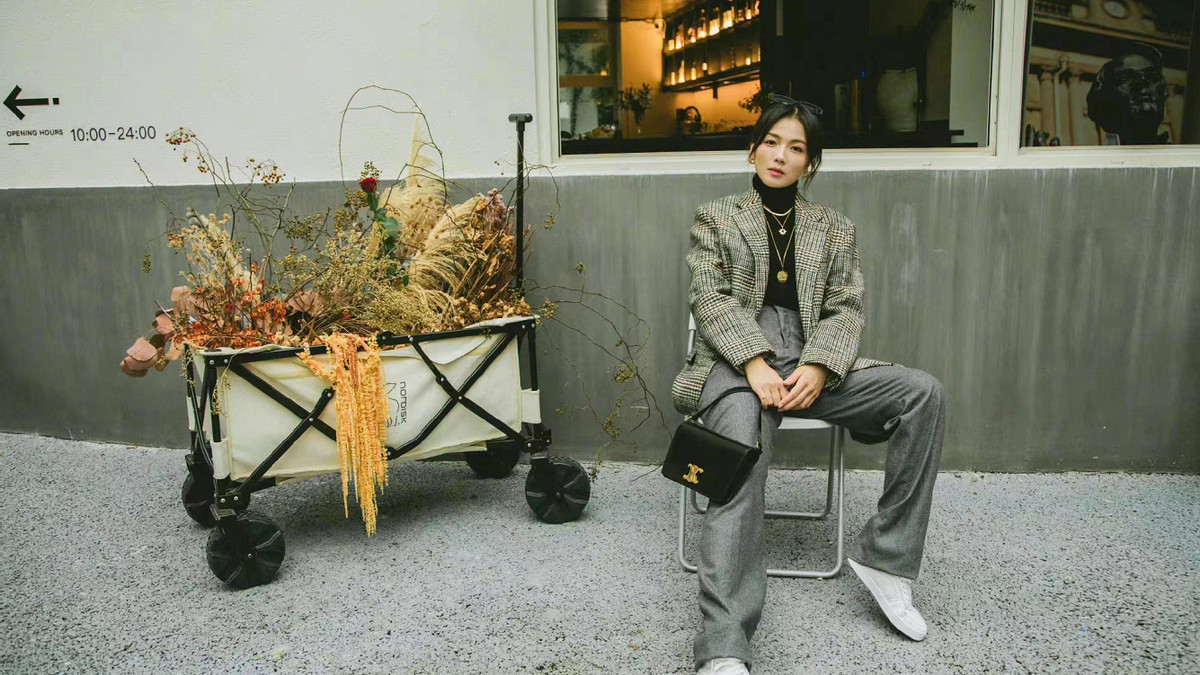 刘涛|刘涛不愧是中年女演员之光！晒美照造型美出圈，比殷桃还有女人味