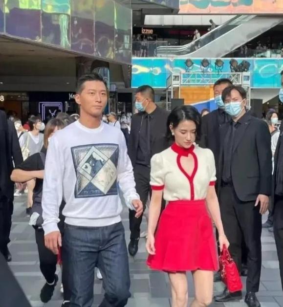 任嘉伦|窦骁何超莲被偶遇，何超莲精致似芭比窦骁像保镖，网友：豪门难