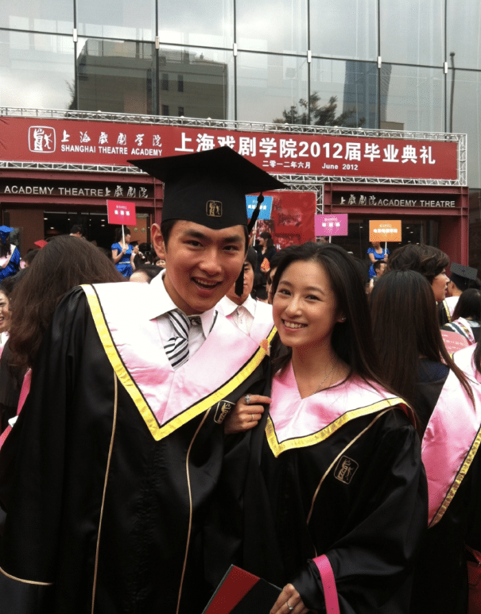 王彦霖|王彦霖纪念婚礼举办一周年，晒更多现场照，与艾佳妮牵手哭红双眼