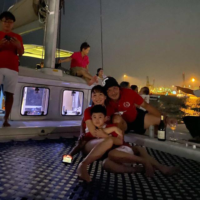 范文芳|范文芳全家乘游艇出海，狂饮香槟面色通红秀美腿！