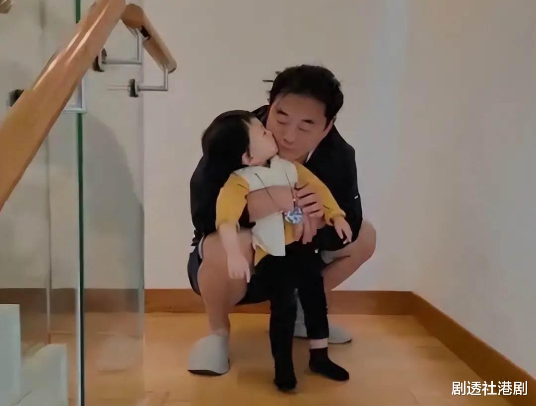 吕方|老来得女！58岁知名港星与2岁女儿互动有爱，3层别墅内景曝光
