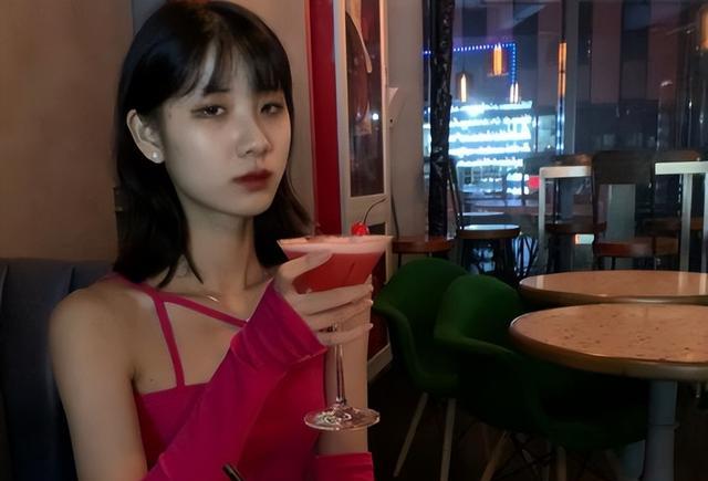 回顾两女子醉酒后瘫倒街边,形象全无衣衫不整,网友:她们被绿了