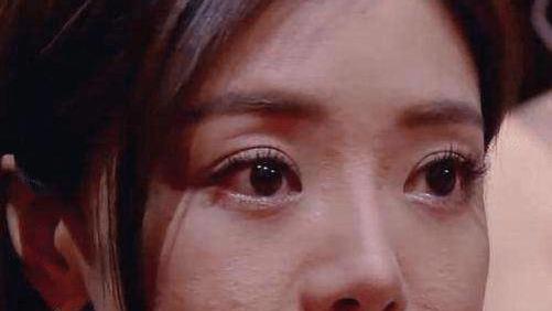 穿衣搭配 明星们丢弃“美妆蛋”改用“粉底刷”，化妆师透漏原因：太吃粉！