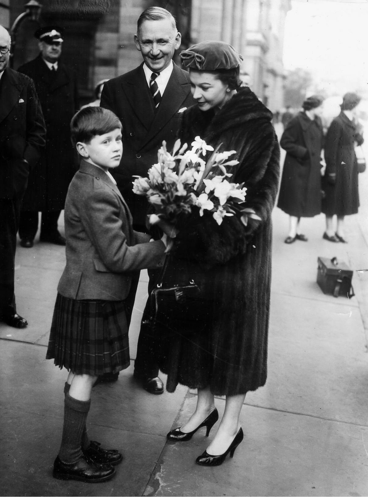 高俊熙 “英伦玫瑰”费雯丽:拥有完美雪白皮肤、乌黑头发和优雅服装品味。